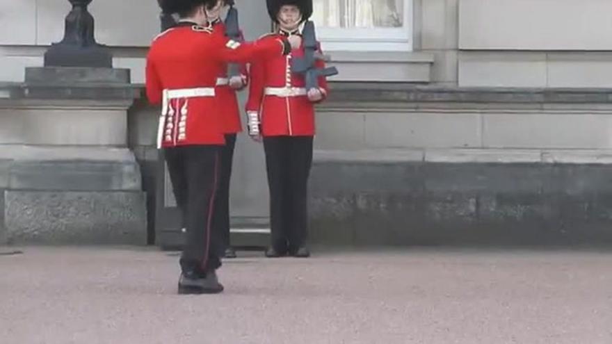 Un guardia del Palacio de Buckingham resbala y se cae al suelo