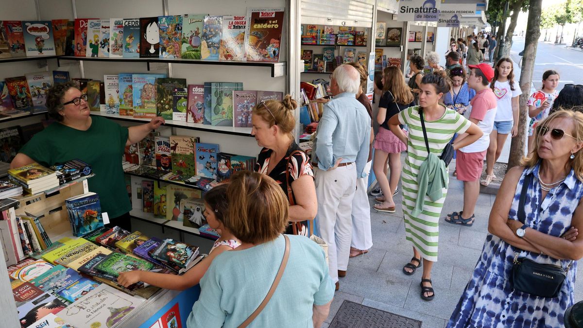 La Feria del libro se despidió este lunes de la Praza de Compostela olívica.