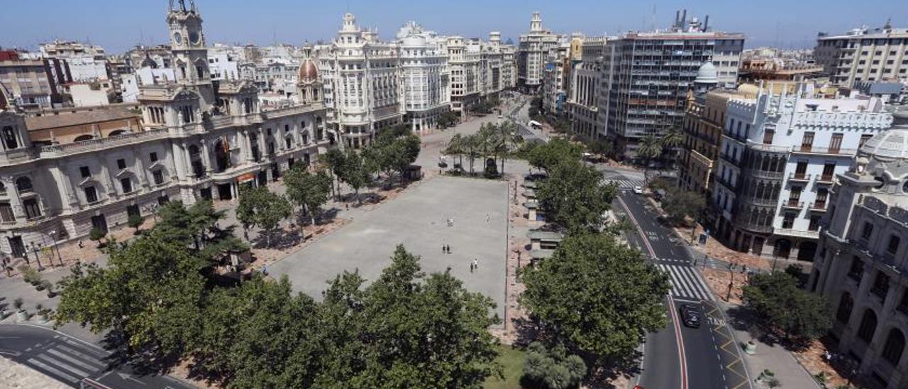 La plaza del Ayuntamiento en la actualidad con un bus de la C1 circulando. m.a.montesinos