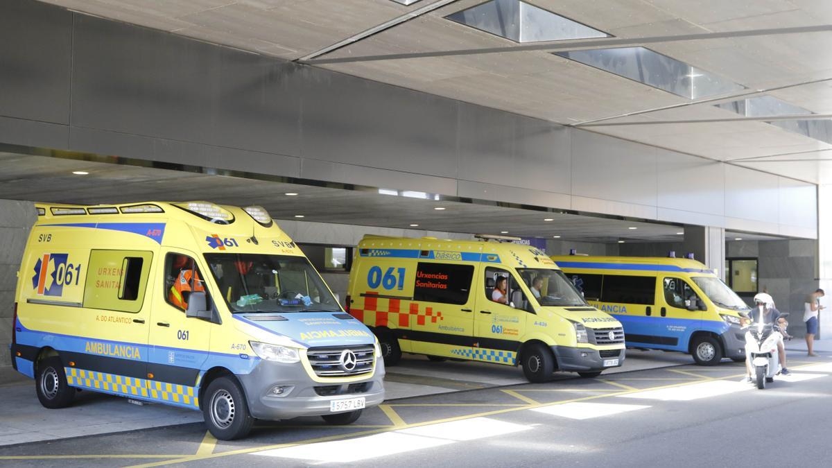 Ambulancias ante el hospital Álvaro Cunqueiro durante la pandemia.