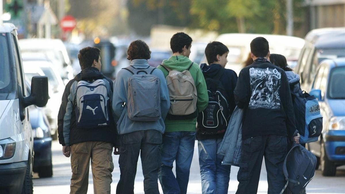 Alumnos del colegio Juan de Garay de Valencia, donde se produjo un mediático caso de acoso escolar en el 2012. / MIGUEL LORENZO