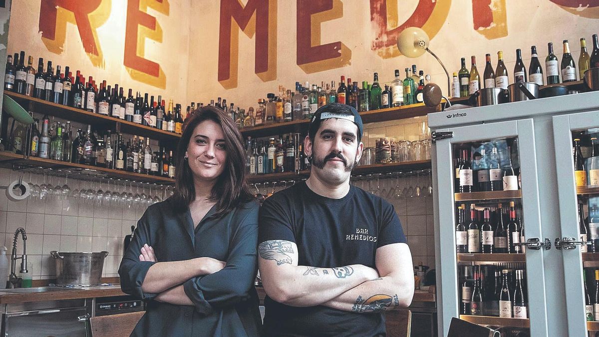 Beatriz Rosa i Xavi Martínez, al Bar Remedios.