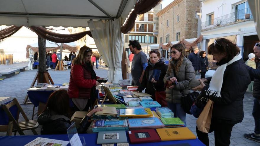 Les parades de llibres es van instal·lar davant La Platja