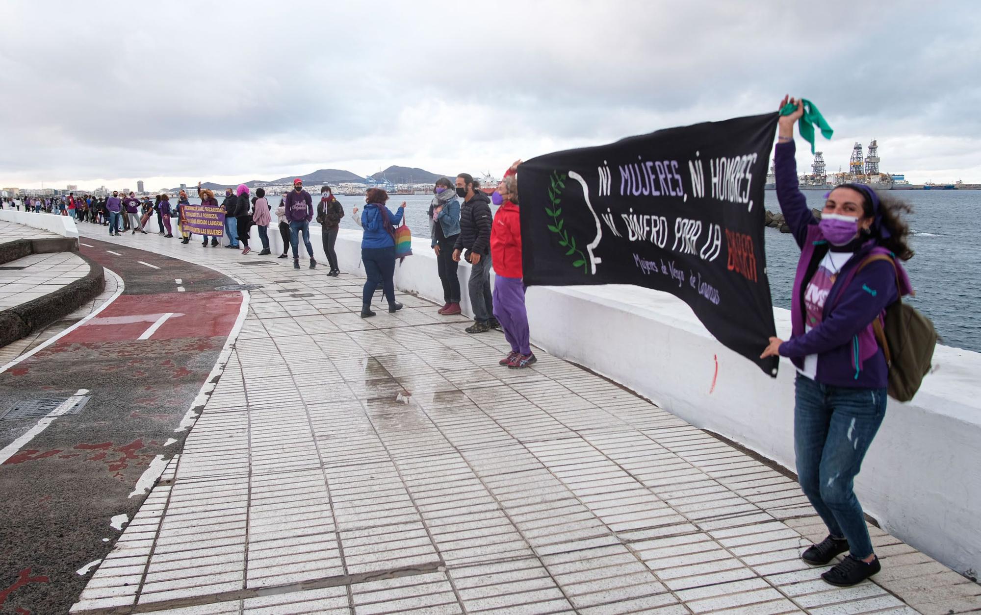 Una cadena humana viste de violeta la Avenida Marítima en el 8M