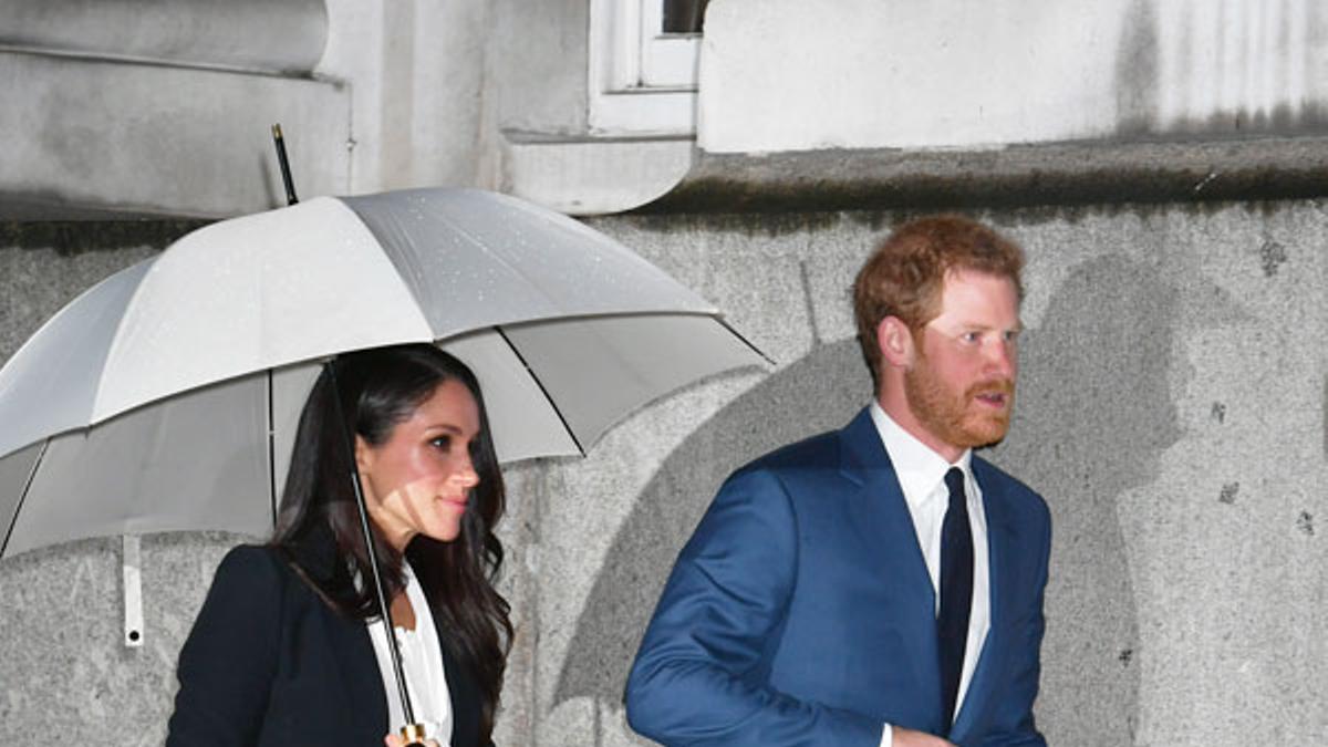 El look de Meghan Markle en Londres con traje de chaqueta de Alexander McQueen junto al príncipe Harry