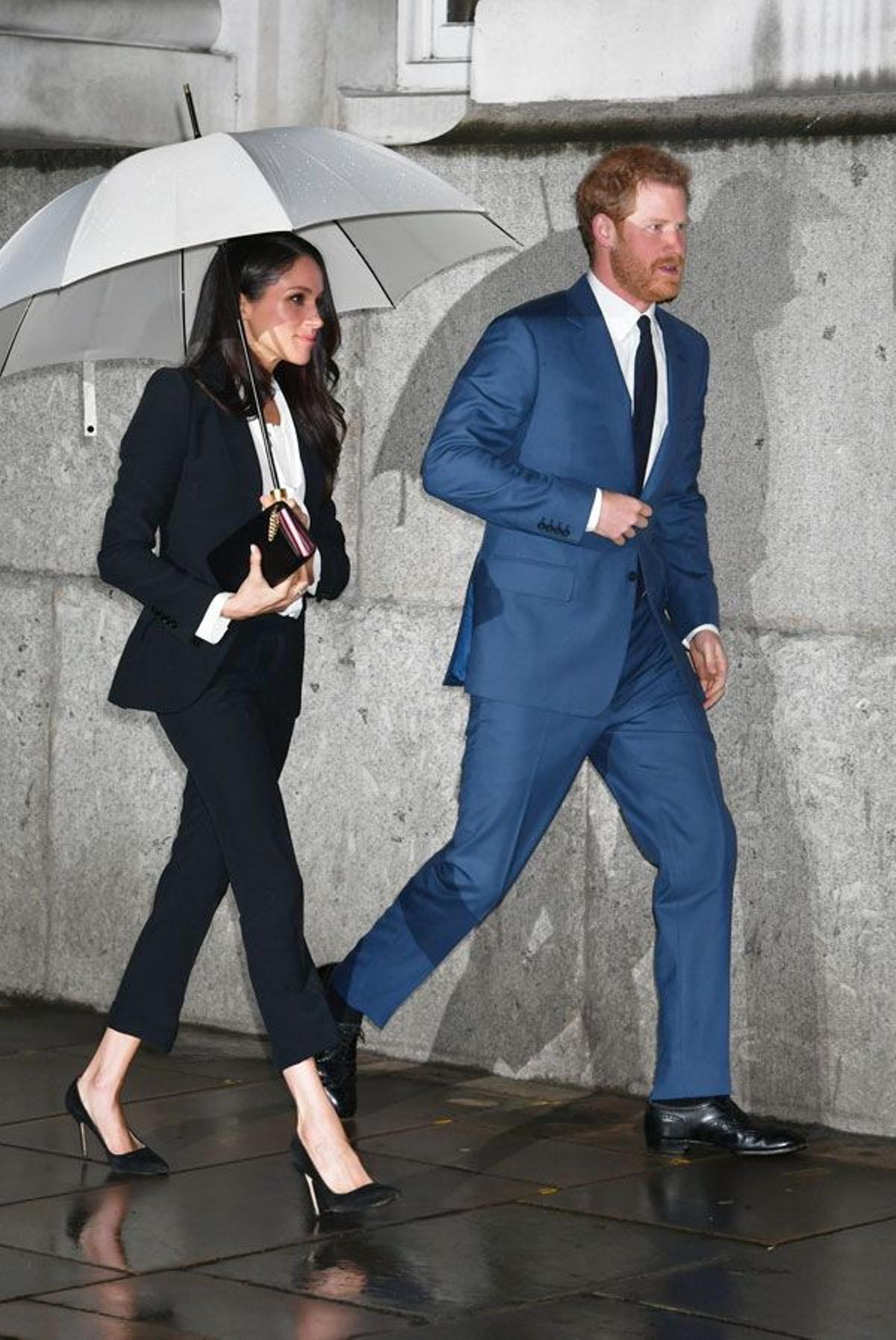 El look de Meghan Markle en Londres con traje de chaqueta de Alexander McQueen junto al príncipe Harry