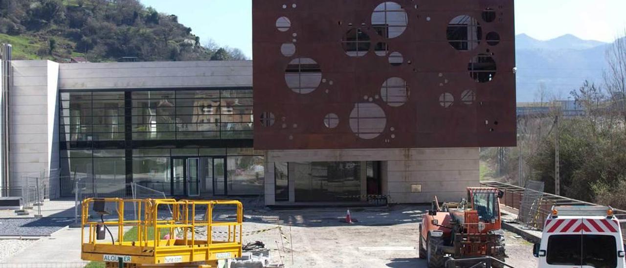 El centro de discapacitados de Barros, con maquinaria de obras en su exterior.