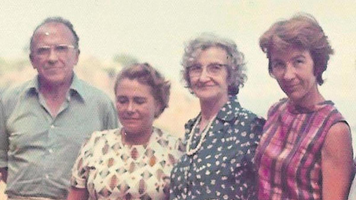 Santiago Carrillo, a la izquierda, con Alivio Menéndez (segunda por la derecha) y Carmen Menéndez (primera), en el sur de Francia.