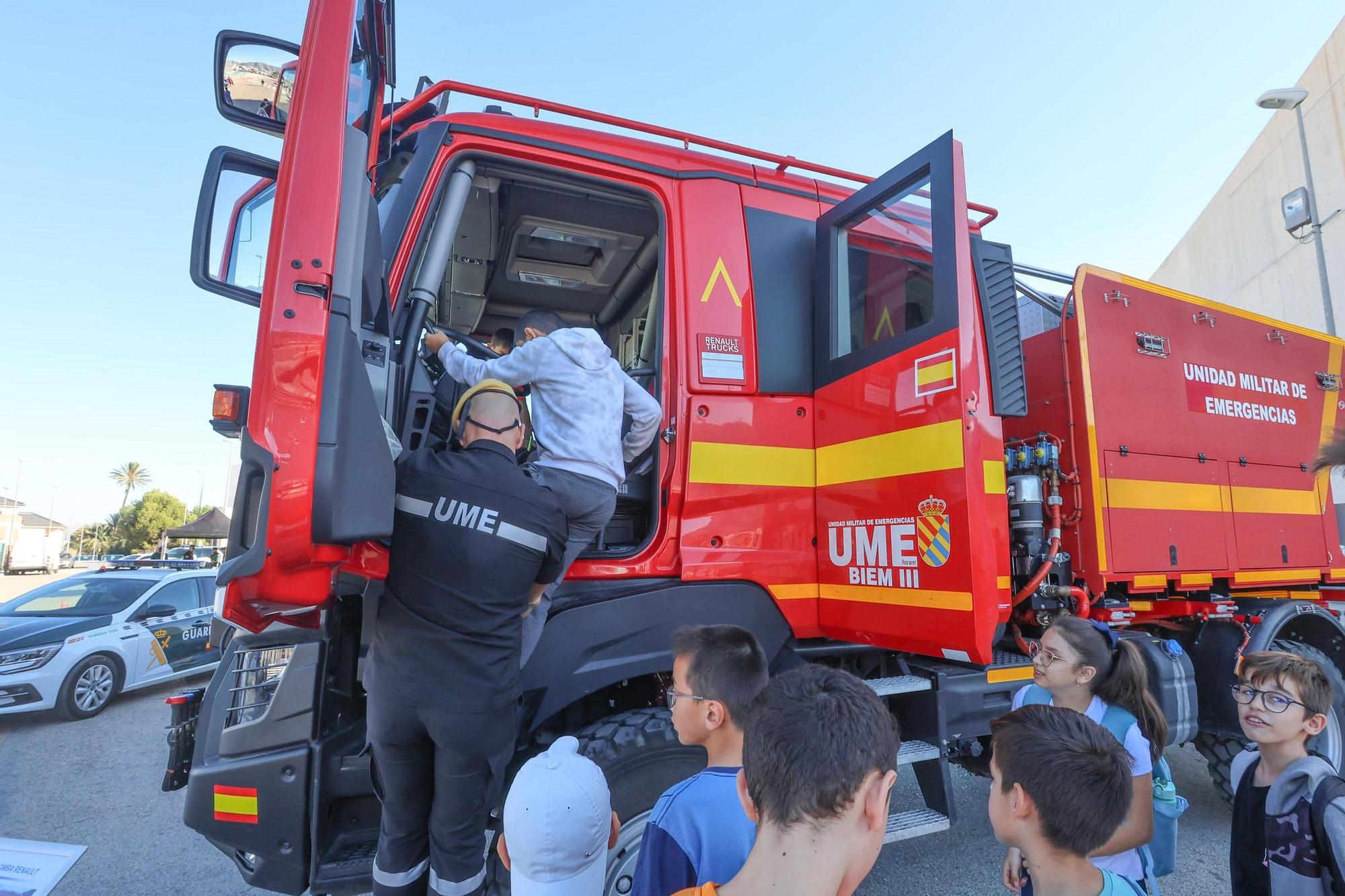 Exhibición de unidades de emergencias y exposición de la Unidad Militar de Emergencias en Cox.