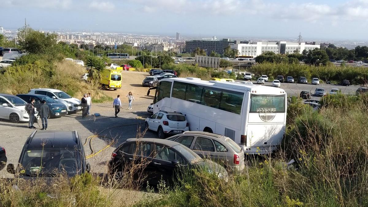 Imagen del autobús escolar accidentado esta tarde en Esplugues