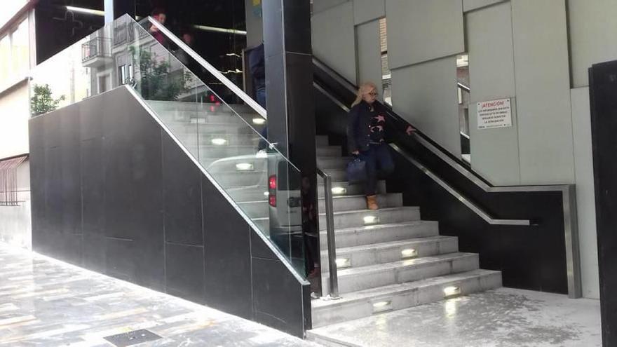 Una de las escaleras exteriores del Santa Rosa de Lima en las que se hará una rampa.