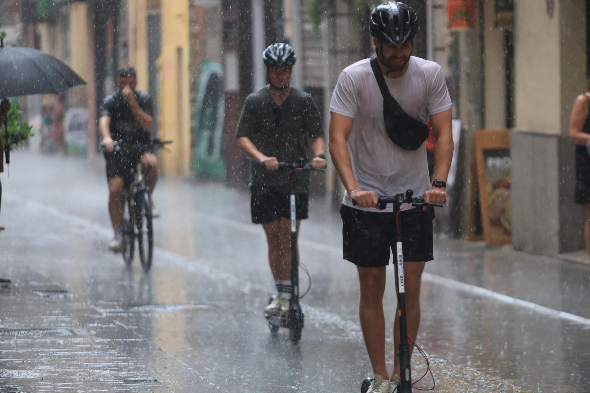 La lluvia cae con fuerza en el centro de València