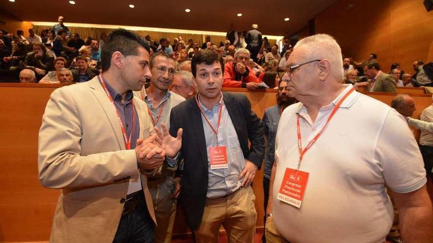 Gonzalo Caballero, en el centro, ayer durante el &quot;congresillo&quot; celebrado en Pontevedra. // Gustavo Santos