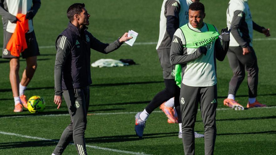 El delantero del Real Madrid Kylian Mbappé (d) y el entrenador, Xabi Alonso, durante el entrenamiento del equipo en la Ciudad Deportiva de Valdebebas