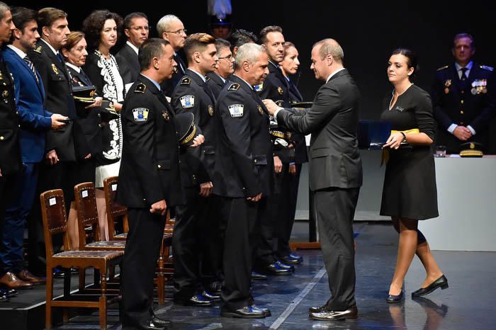 Entrega de Honores y distinciones por el día de ...