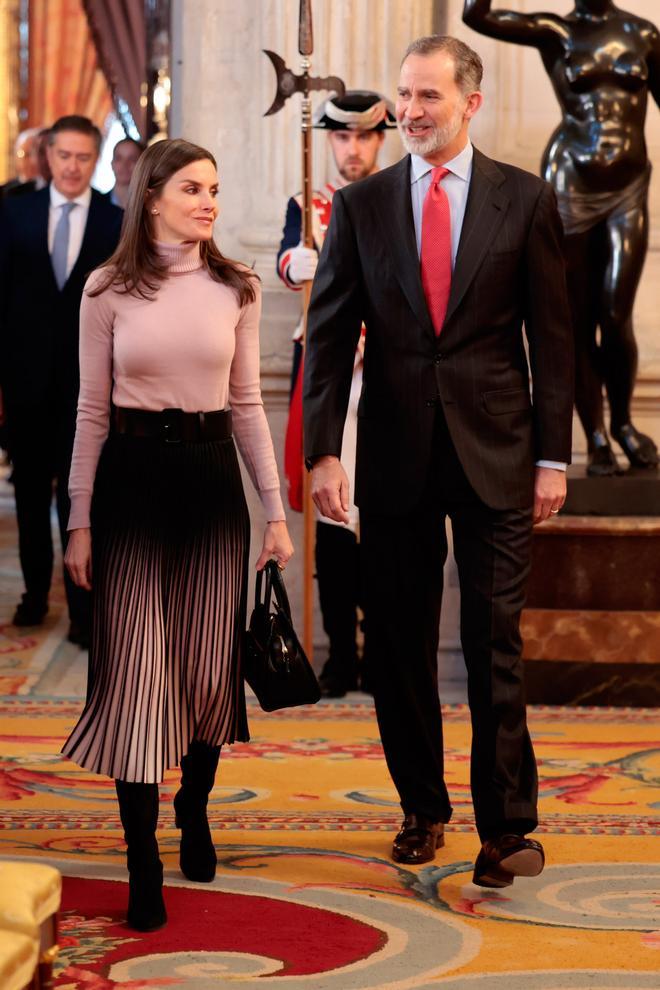 La reina Letizia, con falda con efecto óptico, y el rey Felipe VI presentan el Portal Digital de Historia Hispánica