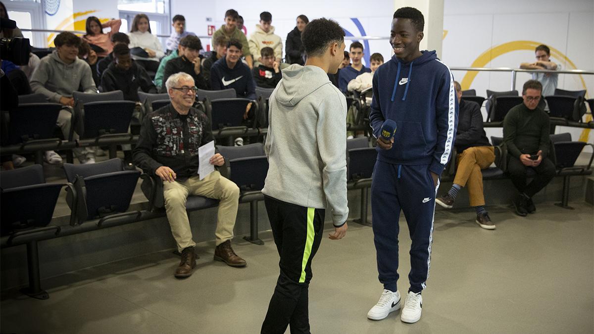 Dos jóvenes de la cantera del Barça, durante un momento del taller para aprender a relacionarse con los medios.