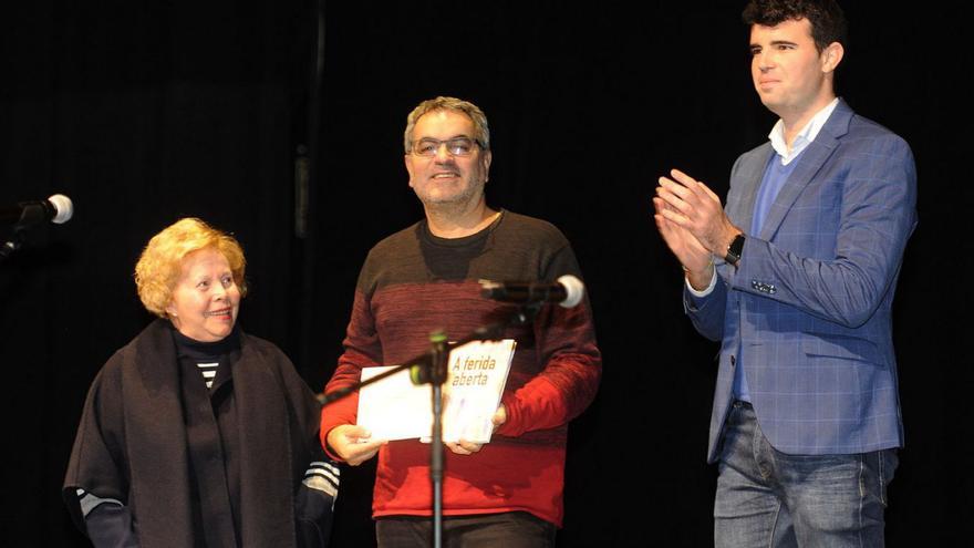 Rafa Vilar recibe el premio por «Ferida aberta», y alumnas leen un poema. | Bernabé/J. Lalín
