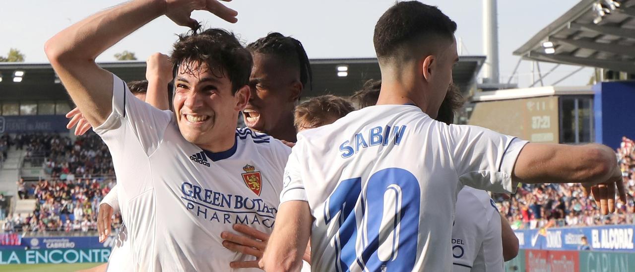 Iván Azón celebra el gol que le marcó al Huesca en El Alcoraz.