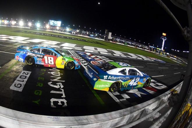 Kyle Larson, piloto del Chevrolet Nº 42 de Advent Health, dirige a Kyle Busch, piloto del Hazelnut Toyota Nº 18 de M&M, durante la Carrera de Estrellas de la Serie NASCAR Cup de Monster Energy en el Charlotte Motor Speedway.