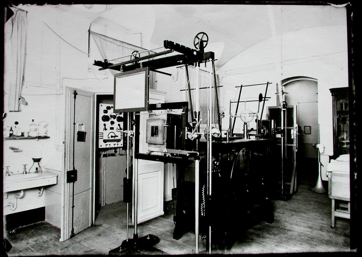 Uno de los primeros aparatos de rayos X de Catalunya, retratado en el Hospital Clínic el 19 junio de 1912 por el fotógrafo César Comas Llaberia