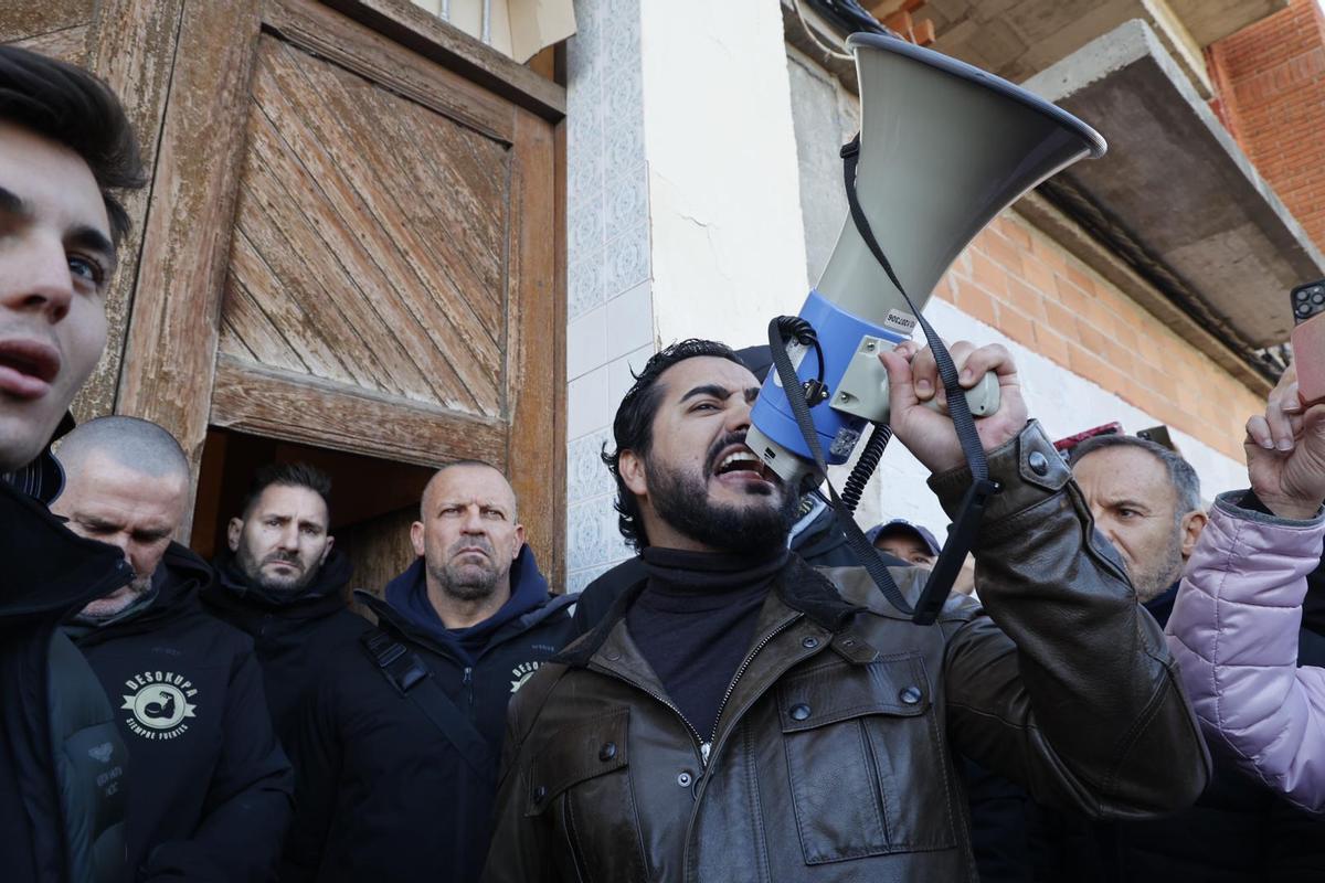 Alvise Pérez se dirige a los centenares de personas concentradas en Castellar-Oliveral