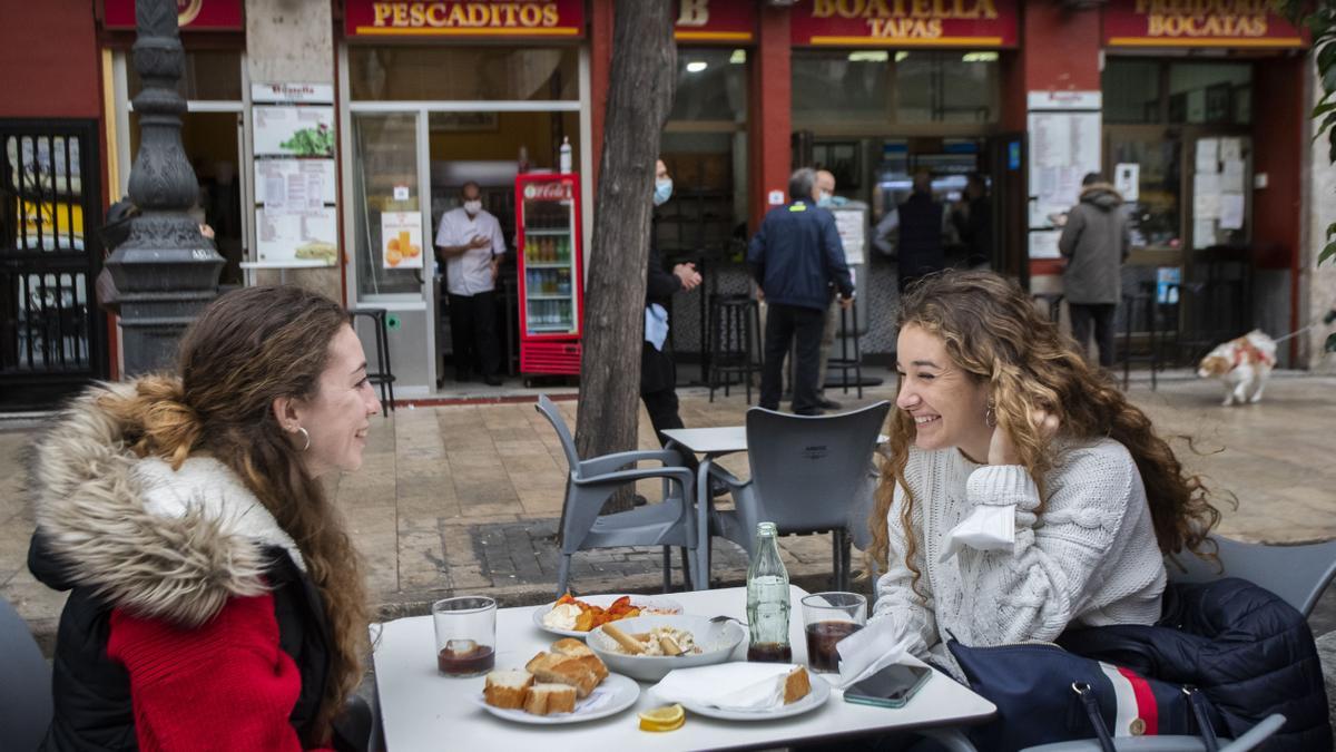 Dos comensales en el centro de València este fin de semana.