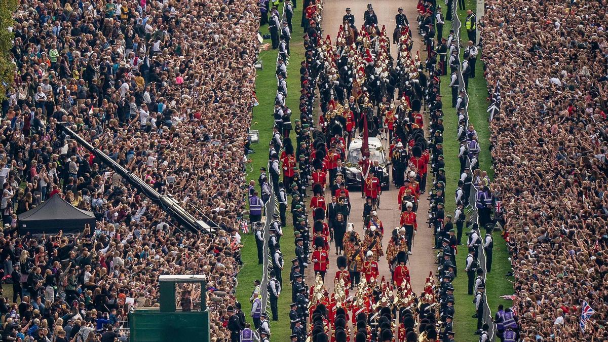 Un solemne i grandiós funeral d’Estat acomiada Isabel II enterrada al castell de Windsor