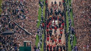 Un solemne i grandiós funeral d’Estat acomiada Isabel II enterrada al castell de Windsor