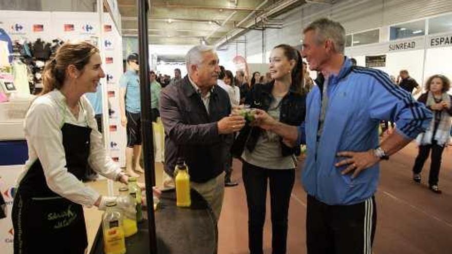 Pepe del Río, la concejala Elisa Pérez de Siles y Manuel Sarria, ayer en la Feria del Corredor.