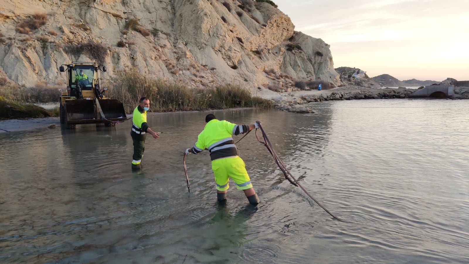 Sacan las primeras embarcaciones del "cementerio naval" de Cala Baeza en El Campello