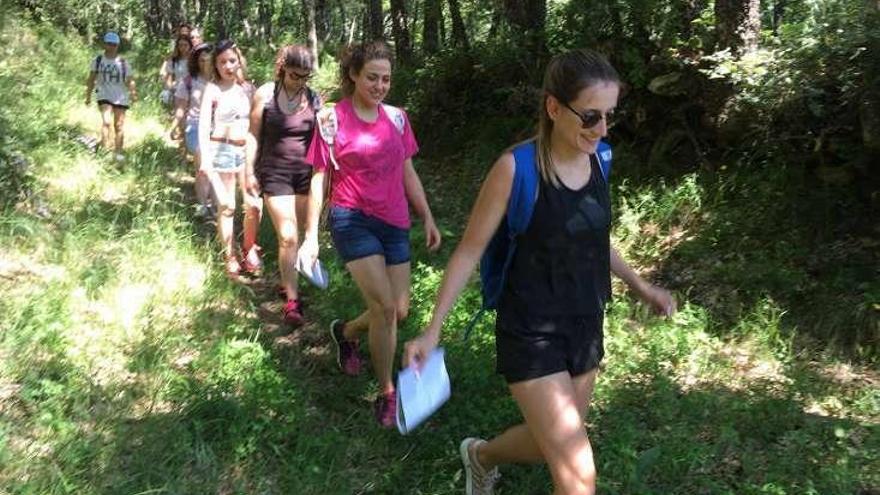 Participantes en el cursos de monitores de tiempo libre en una ruta en Sanabria.