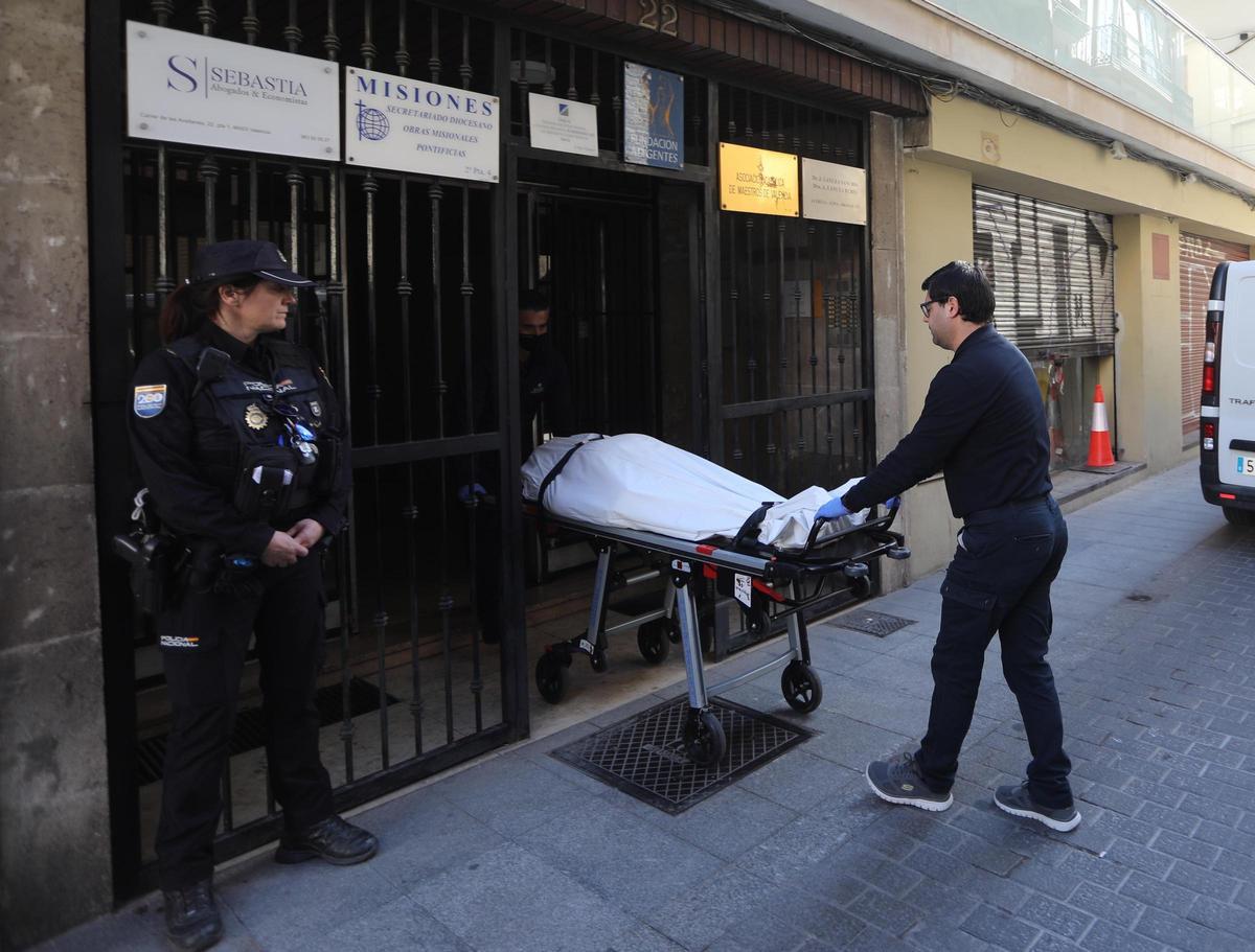 Investigan la muerte por asfixia de un sacerdote en su piso de València
