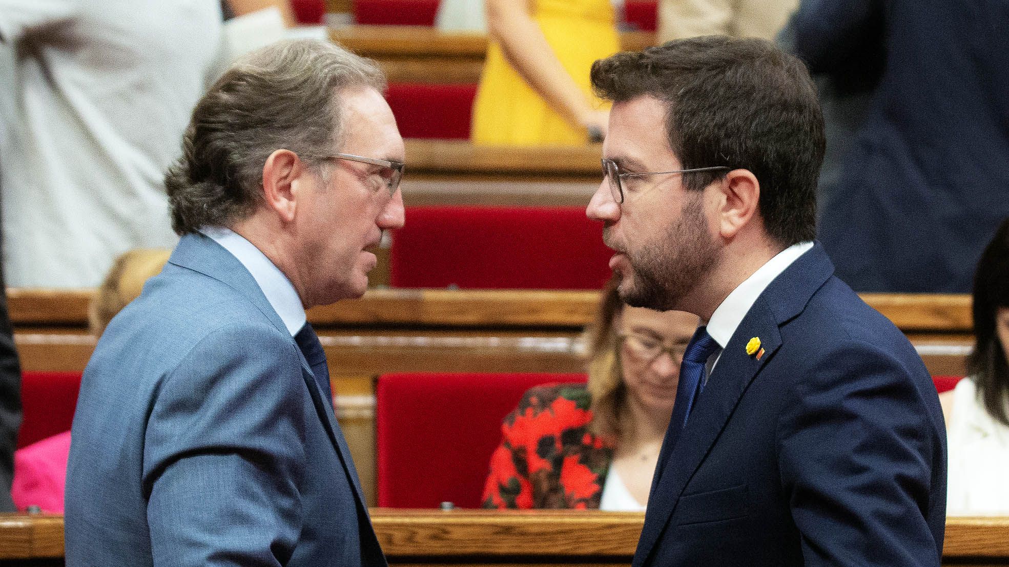 El ’conseller’ de Economia, Jaume Giró, y el ’president’ de la Generalitat, Pere Aragonès, en el hemiciclo del Parlament.