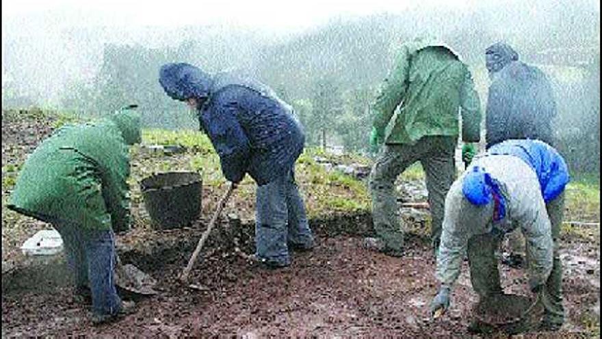 Miembros del equipo arqueológico, durante la primera campaña de excavaciones en el Peñón de Raíces.