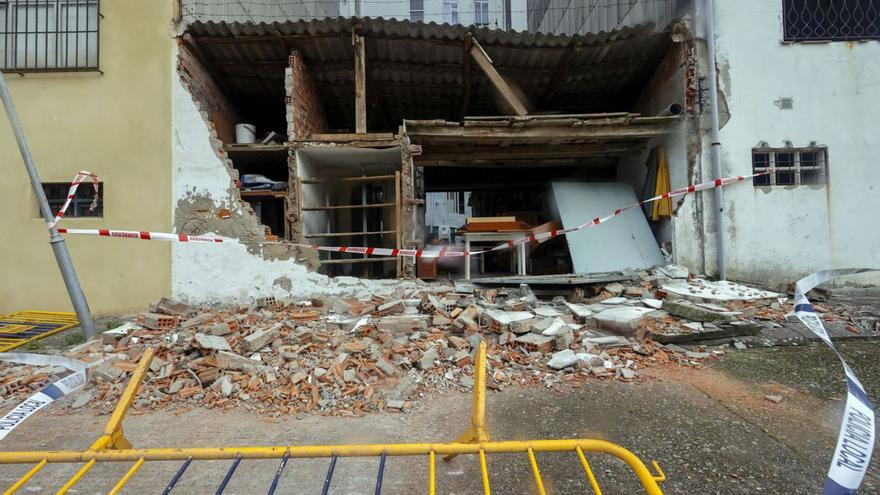 Un muro derribado por el fuerte viento en Ferrol.