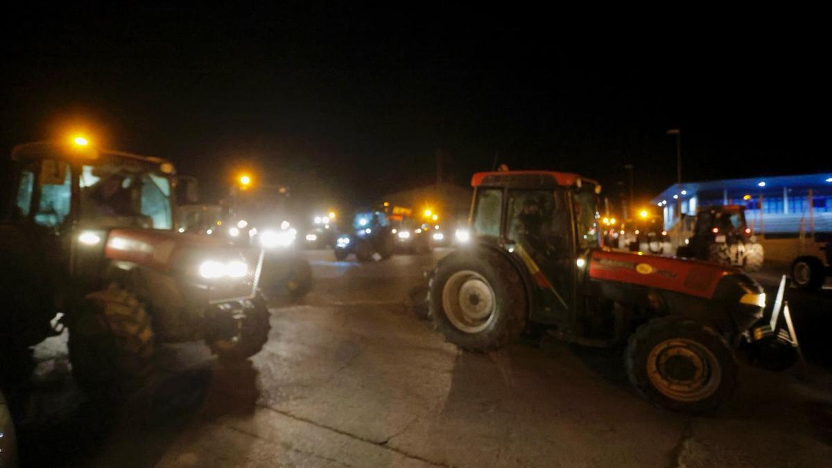 Una caravana de tractores irrumpe en dirección a València