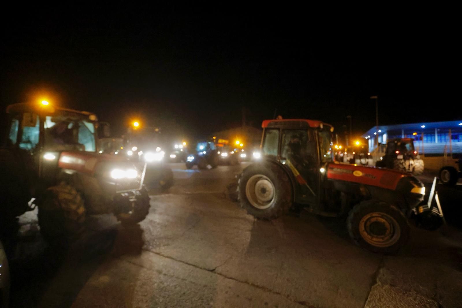 Una caravana de tractores irrumpe en dirección a València