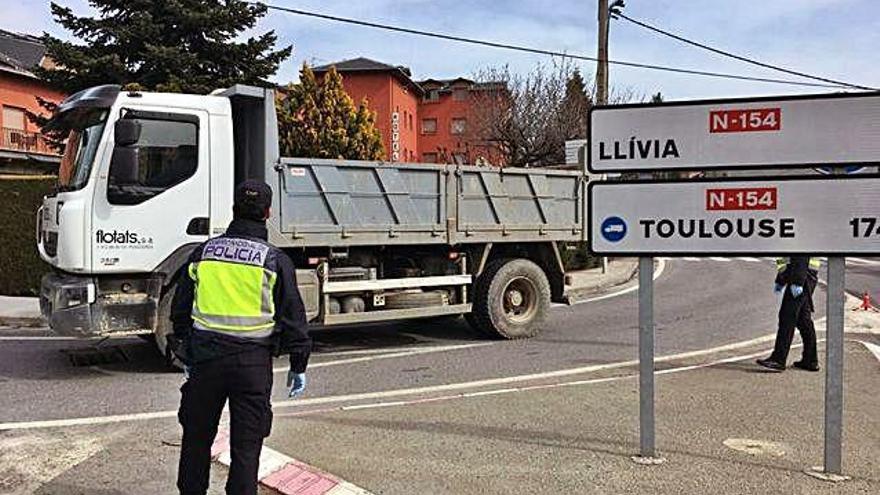 El control de la frontera establert per la Policia Nacional espanyola a l&#039;entrada de Puigcerdà
