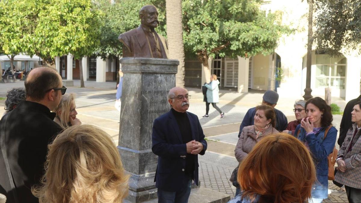 El historiador y profesor Ramón Montes como guía en la primera ruta.
