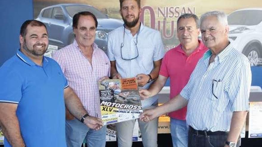 Por la izquierda, Saúl Bastián, Serafín Cifuentes, Marcos García, Luis Molina y Gervasio Rendueles, en la presentación del motocross de Sariego.