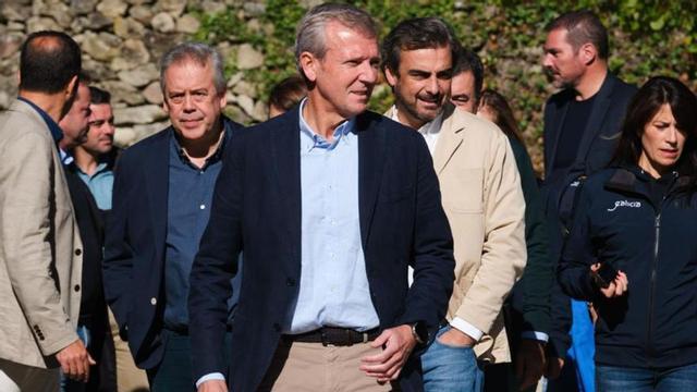 Rueda, en el centro, flanqueado por Caamaño, Diego Calvo, López Campos y María Martínez Allegue, ayer, en Sober. |   // FDV