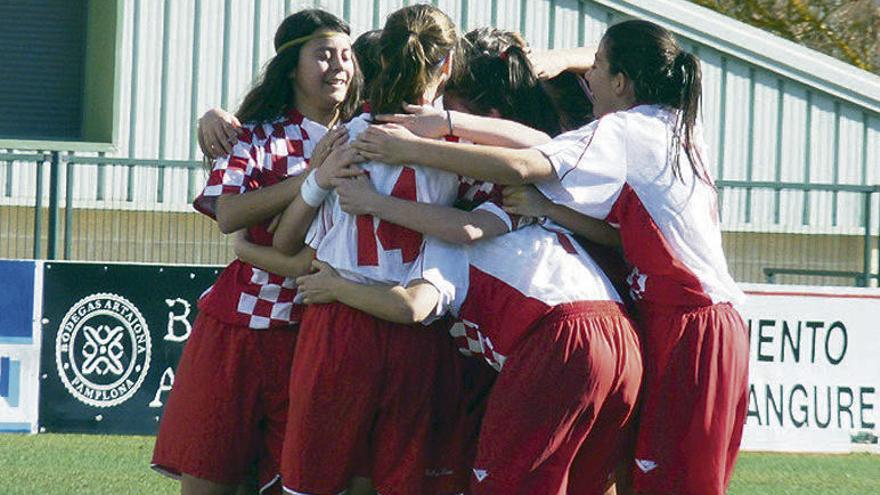 La Sub-16 celebra uno de sus goles.