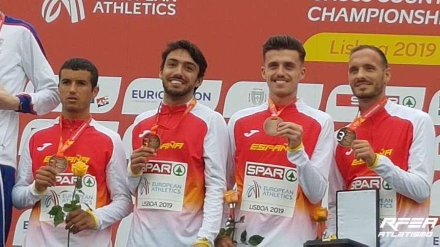 A la izquierda, el equipo español que logró el bronce absoluto, con Ben Daoud, Fernando Carro, Carlos Mayo y Toni Abadía. Sobre estas líneas, la gijonesa Isabel Barreiro, en Lisboa.