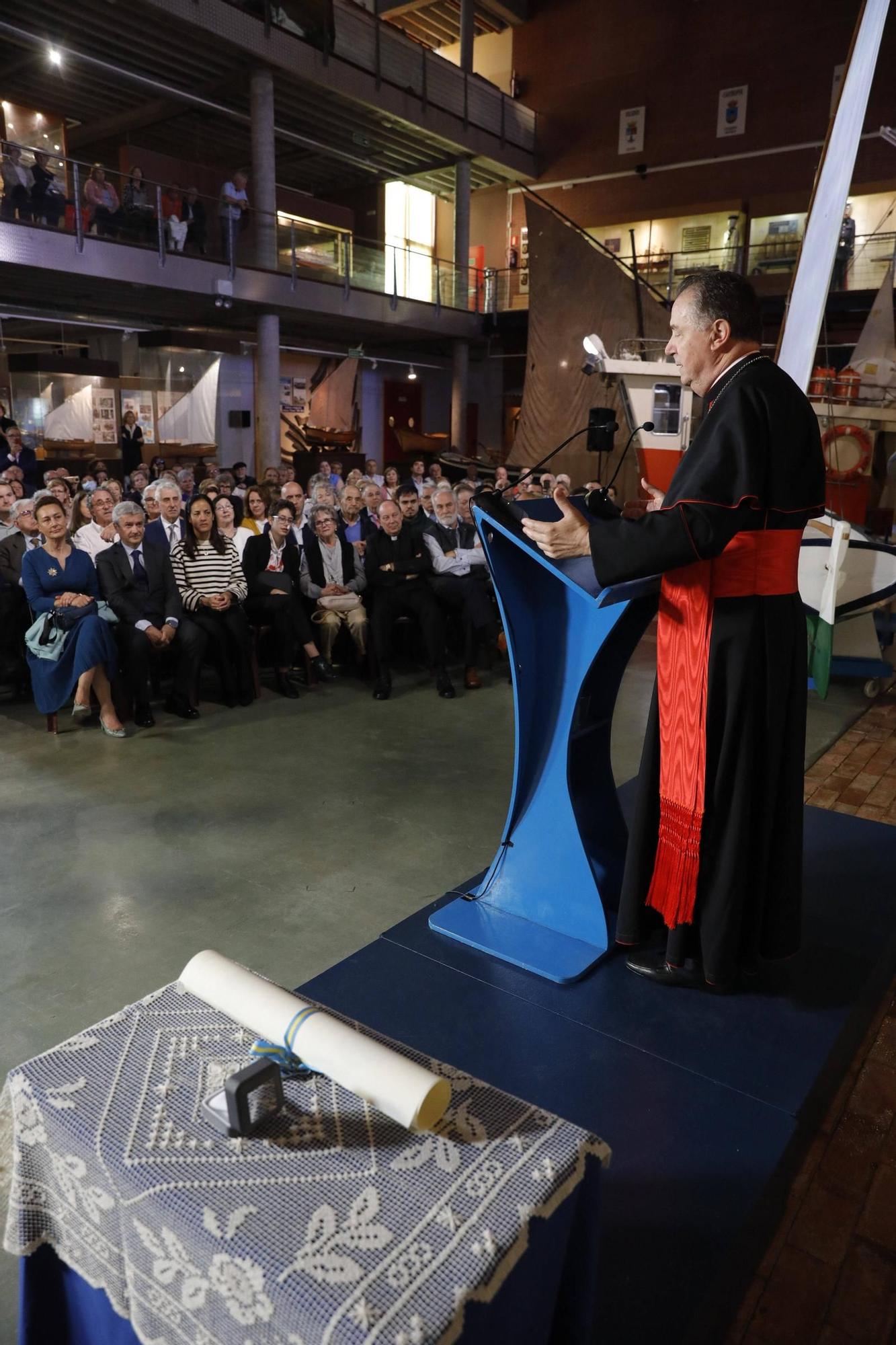 El cardenal Ángel  Fernández Artime recibe el título de Hijo Predilecto de Asturias en Luanco (Gozón)