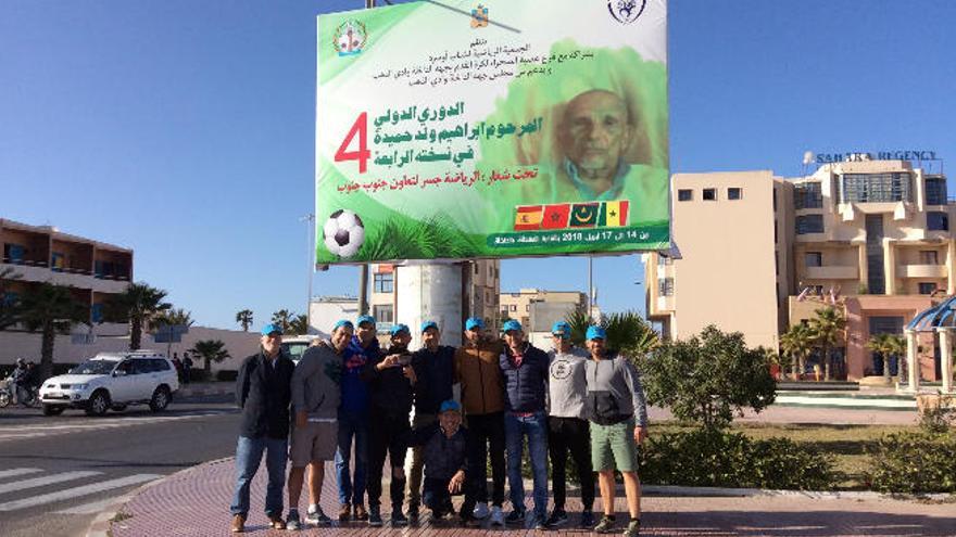 Un cartel promociona el torneo en el centro de la ciudad.