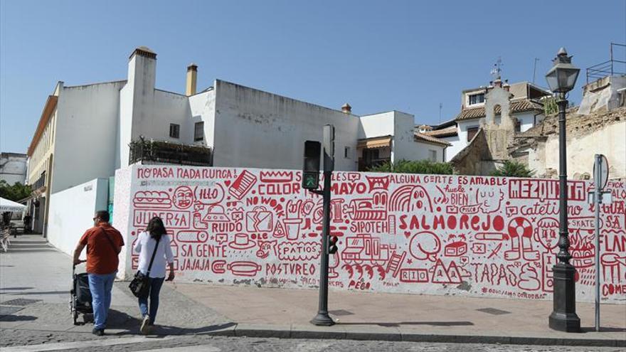 Un edificio de tres plantas con siete locales para alquilar