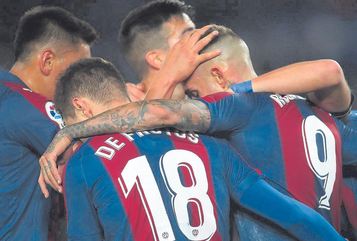 El equipo celebra el tanto de De Frutos.