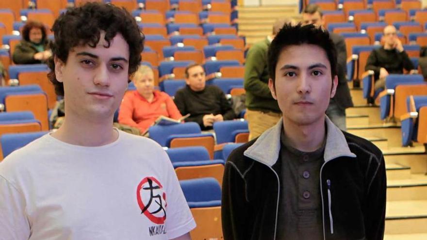 Adrián Santos y Cristoffer Maciel, ayer, en la Escuela Politécnica.