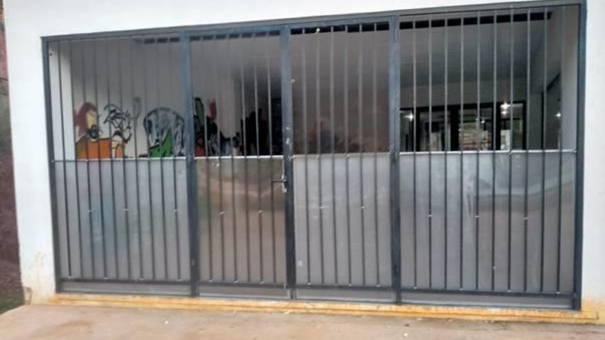 Imagen de la biblioteca municipal de Nàquera tapando parte de la verja para proteger a los niños.